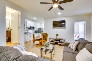 Living area - Spacious 6-bedroom house in beautiful San Diego with AC (San Diego)