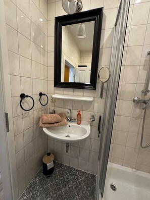 Shower, hair dryer, towels, soap - Our fairytale house in Braunlage FeWo Hänsel & Gretel Dogs welcome (surcharge) (Braunlage)