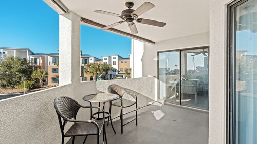 Emerald Lagoon by Avantstay Bright Condo + Pool + Pier + Tennis Access Walk to Beach + Dining