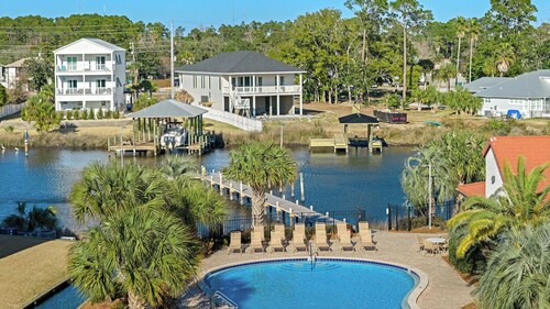 Emerald Lagoon by Avantstay Bright Condo + Pool + Pier + Tennis Access Walk to Beach + Dining