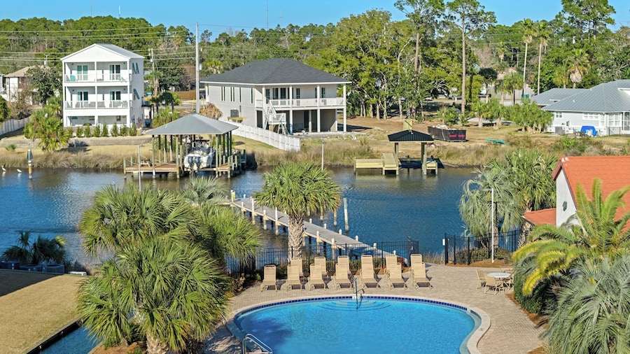 Emerald Lagoon by Avantstay Bright Condo + Pool + Pier + Tennis Access Walk to Beach + Dining