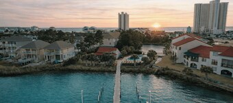 Emerald Lagoon by Avantstay Bright Condo + Pool + Pier + Tennis Access Walk to Beach + Dining