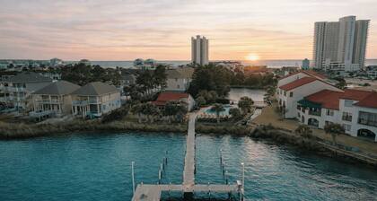 Emerald Lagoon by Avantstay Bright Condo + Pool + Pier + Tennis Access Walk to Beach + Dining