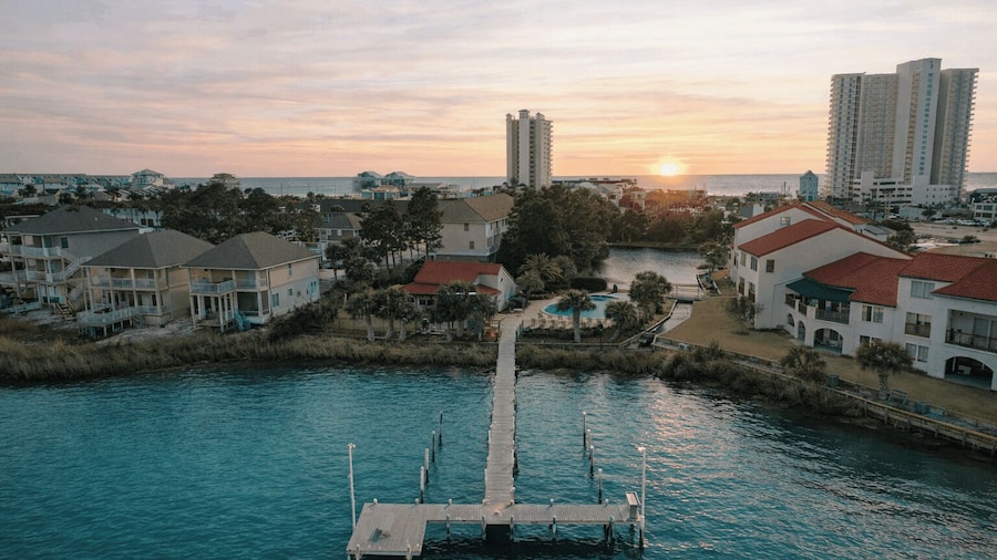 Emerald Lagoon by Avantstay Bright Condo + Pool + Pier + Tennis Access Walk to Beach + Dining