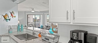 Emerald Lagoon by Avantstay Bright Condo + Pool + Pier + Tennis Access Walk to Beach + Dining