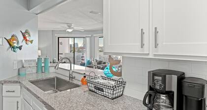 Emerald Lagoon by Avantstay Bright Condo + Pool + Pier + Tennis Access Walk to Beach + Dining