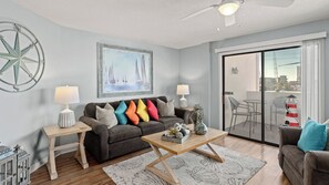 Interior - Emerald Lagoon by Avantstay Bright Condo + Pool + Pier + Tennis Access Walk to Beach + Dining (Panama City Beach)