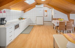 Fridge, microwave, dishwasher, coffee/tea maker - 1 bedroom beautiful apartment in Zambratija (Zambratija)