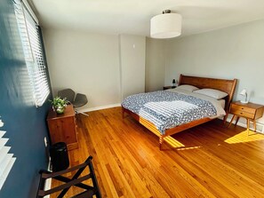 Iron/ironing board, WiFi, bed sheets - NFL DRAFT! Charming 2-bedroom house with parking. Minutes from Acrisure/Downtown (Pittsburgh)
