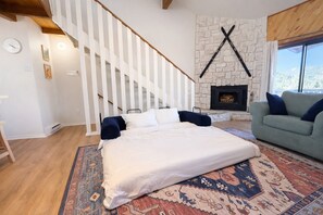 4 bedrooms, desk, iron/ironing board, free WiFi - Large Groups - In Town - Walk to Slopes, Shops, and Restaurants (Red River)