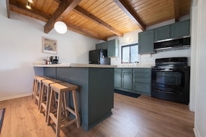 Fridge, microwave, oven, stovetop - Large Groups - In Town - Walk to Slopes, Shops, and Restaurants (Red River)