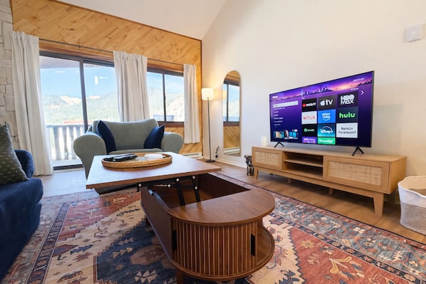 Smart TV, fireplace, computer monitors - Large Groups - In Town - Walk to Slopes, Shops, and Restaurants (Red River)