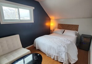 1 室のベッドルーム、デスク、アイロン / アイロン台、WiFi (無料)