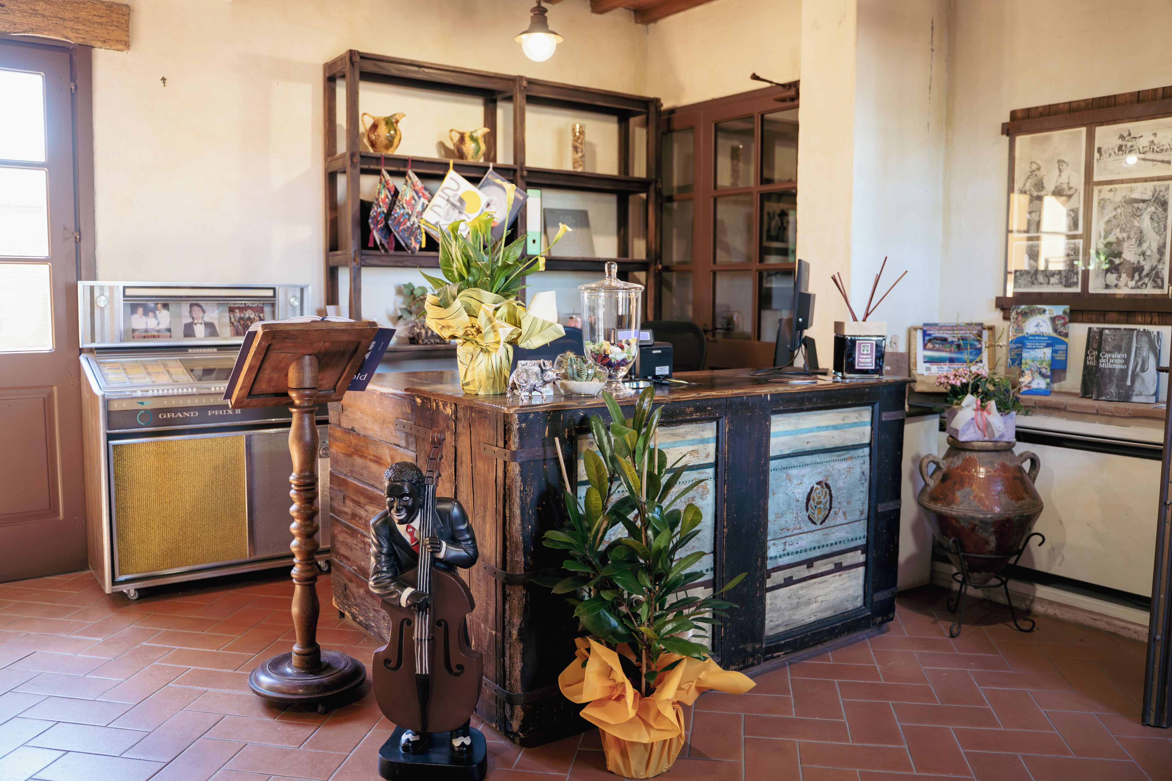 Eine Bar im Vintage-Stil mit einer Holztresore, einem alten Radio und einer Statue eines Musikers.