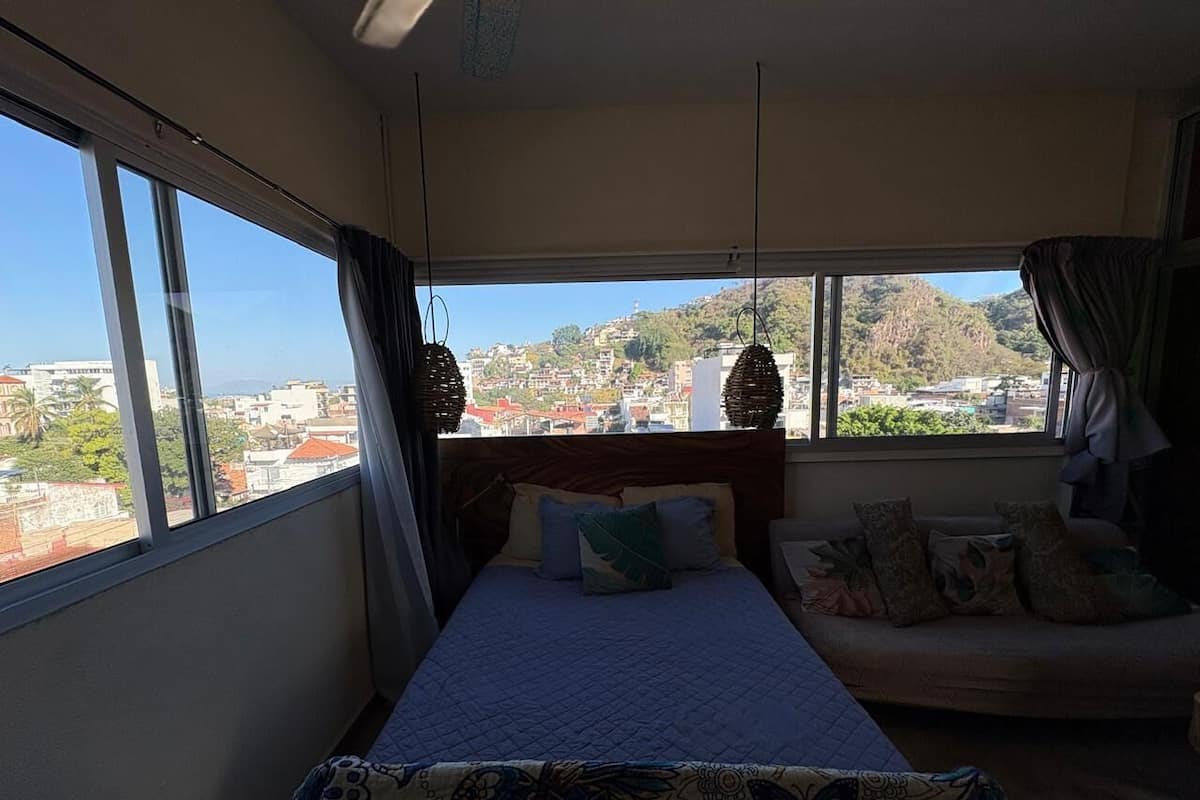 Studio – deluxe, byutsikt | Wi-fi (inkludert)