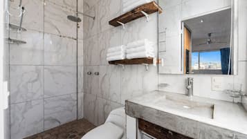 Estudio | Baño | Regadera, secadora de cabello, toallas