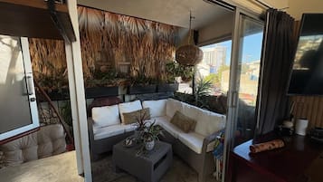 Deluxe Studio, City View | Ruang tamu