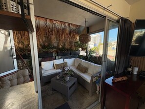 Studio – deluxe, byutsikt | Oppholdsområde