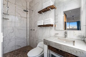 A modern bathroom with a shower, toilet, and vanity. - Romantic Zone by Monyxbnb (Puerto Vallarta)
