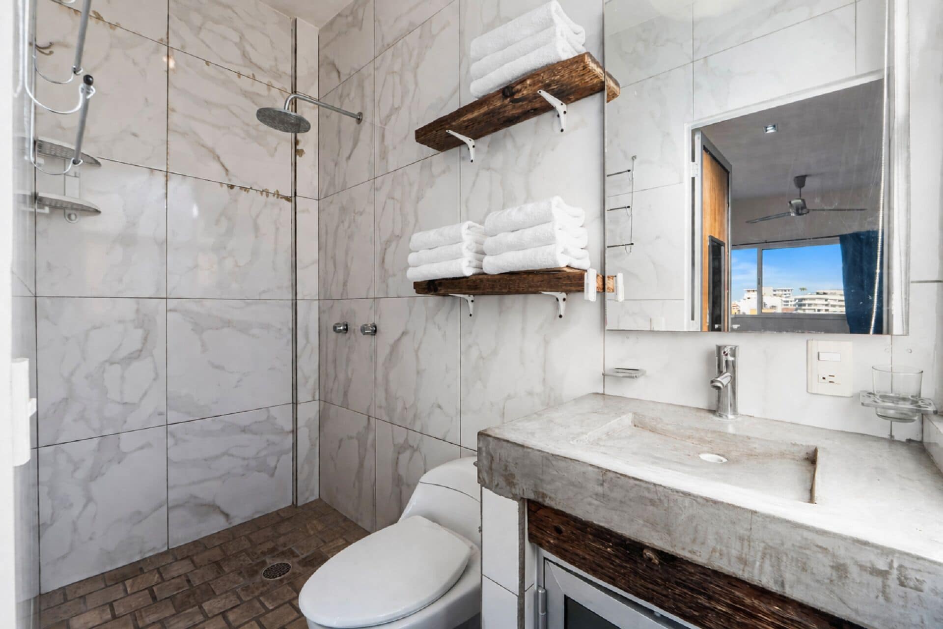 Studio | Bathroom | Shower, hair dryer, towels