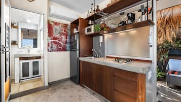 Estudio | Cocina privada | Parrilla de estufa, licuadora y utensilios de cocina