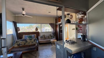 Studiolejlighed | Privat køkken | Kogeplade, køkkentøj/tallerkener/redskaber