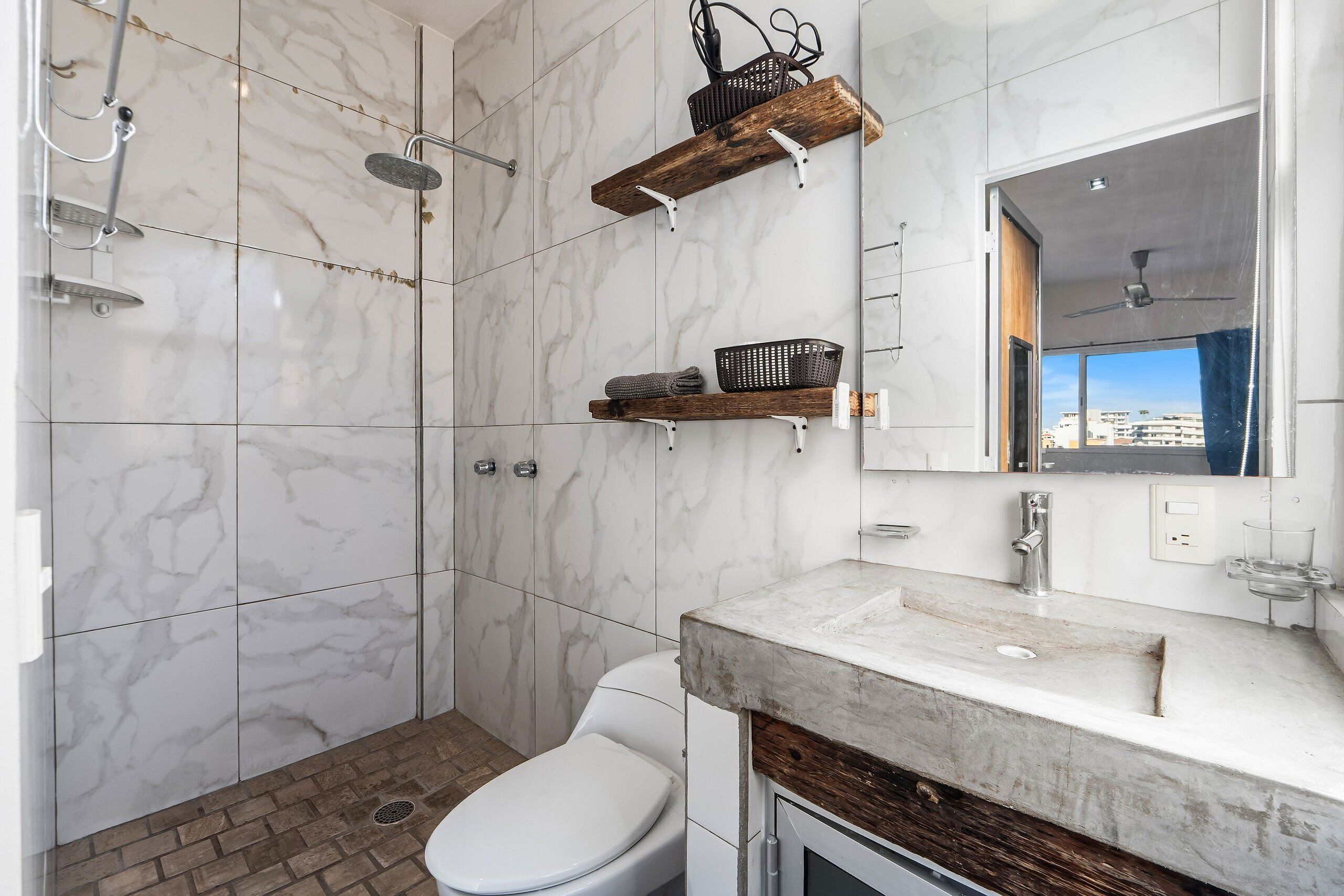 Ducha, secador de pelo, toallas