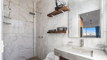 Studio | Bad | Dusj, hårføner og håndklær