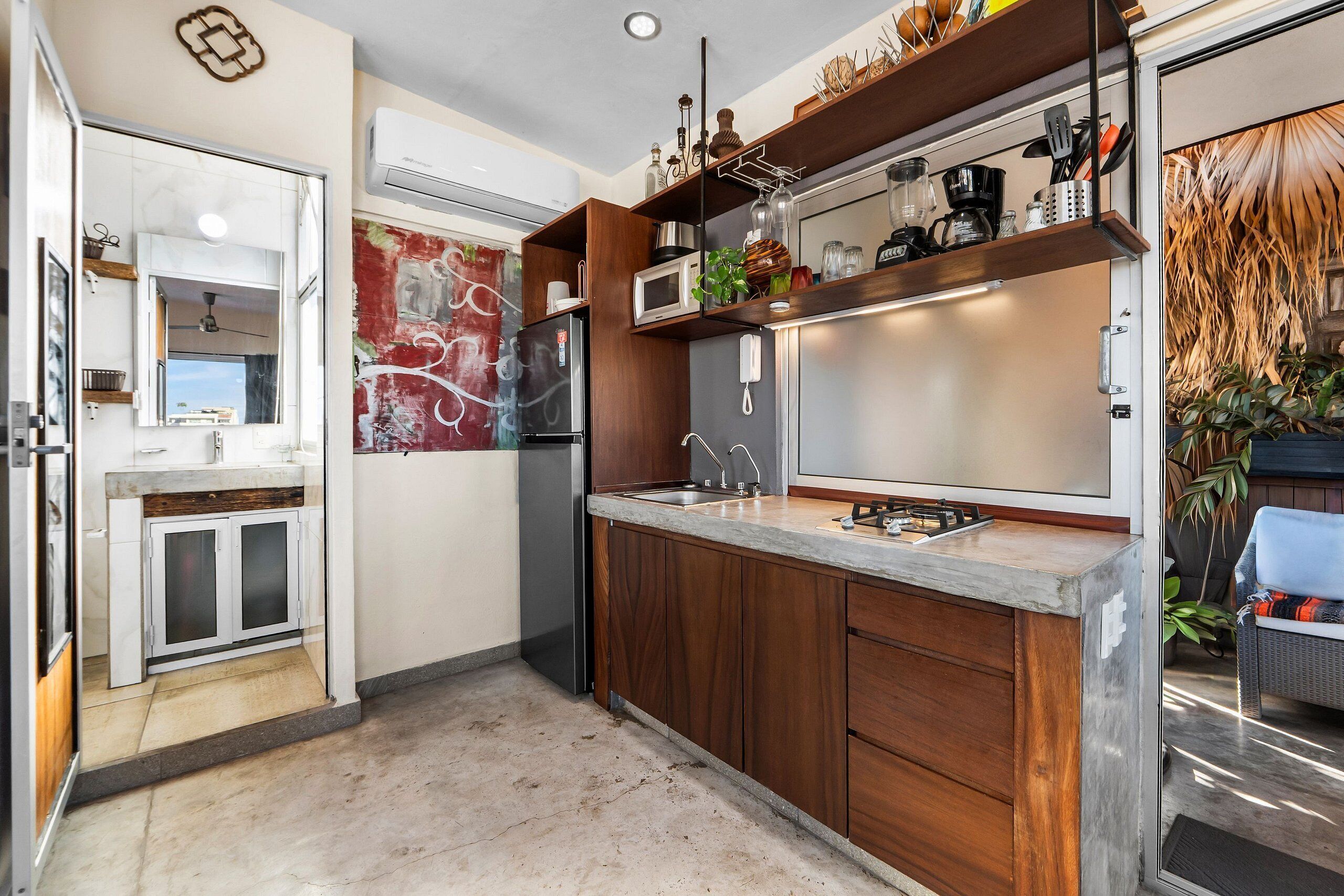 Placa de cocina, licuadora, utensilios de cocina