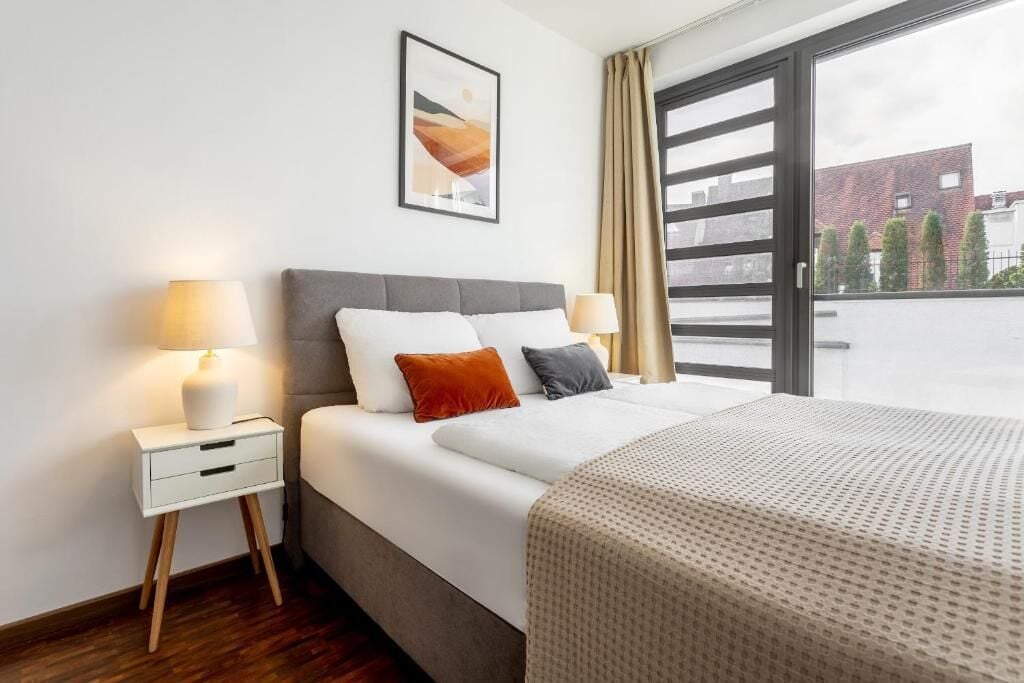 Espacio para trabajar con un portátil y tabla de planchar con plancha