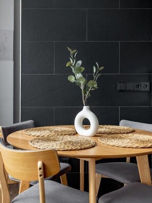 Deluxe Apartment, Kitchen | Dining - Global Living Augsburg Rathausplatz (Augsburg)