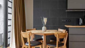 Deluxe-huoneisto, keittiö | Ruokailu