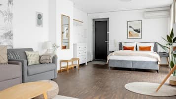 Deluxe-Apartment, Küche | Laptopgeeigneter Arbeitsplatz, Bügeleisen/Bügelbrett, kostenloses WLAN