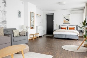 Deluxe-Apartment, Küche | Laptopgeeigneter Arbeitsplatz, Bügeleisen/Bügelbrett, kostenloses WLAN