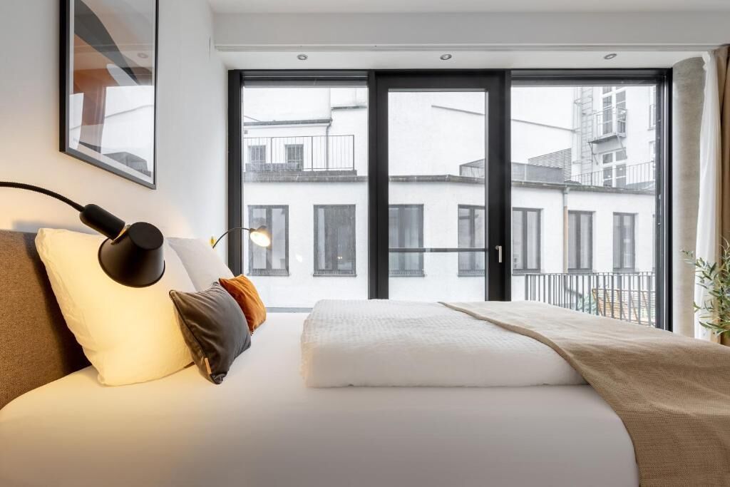 Deluxe-Apartment, Küche | Laptopgeeigneter Arbeitsplatz, Bügeleisen/Bügelbrett, kostenloses WLAN