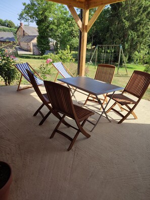 Outdoor dining - Gîte LogisNoues, country house in Haut Anjou, with garden and terrace. (Grugé l hôpital)