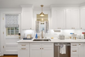 Coffee/tea maker, fridge, microwave, oven