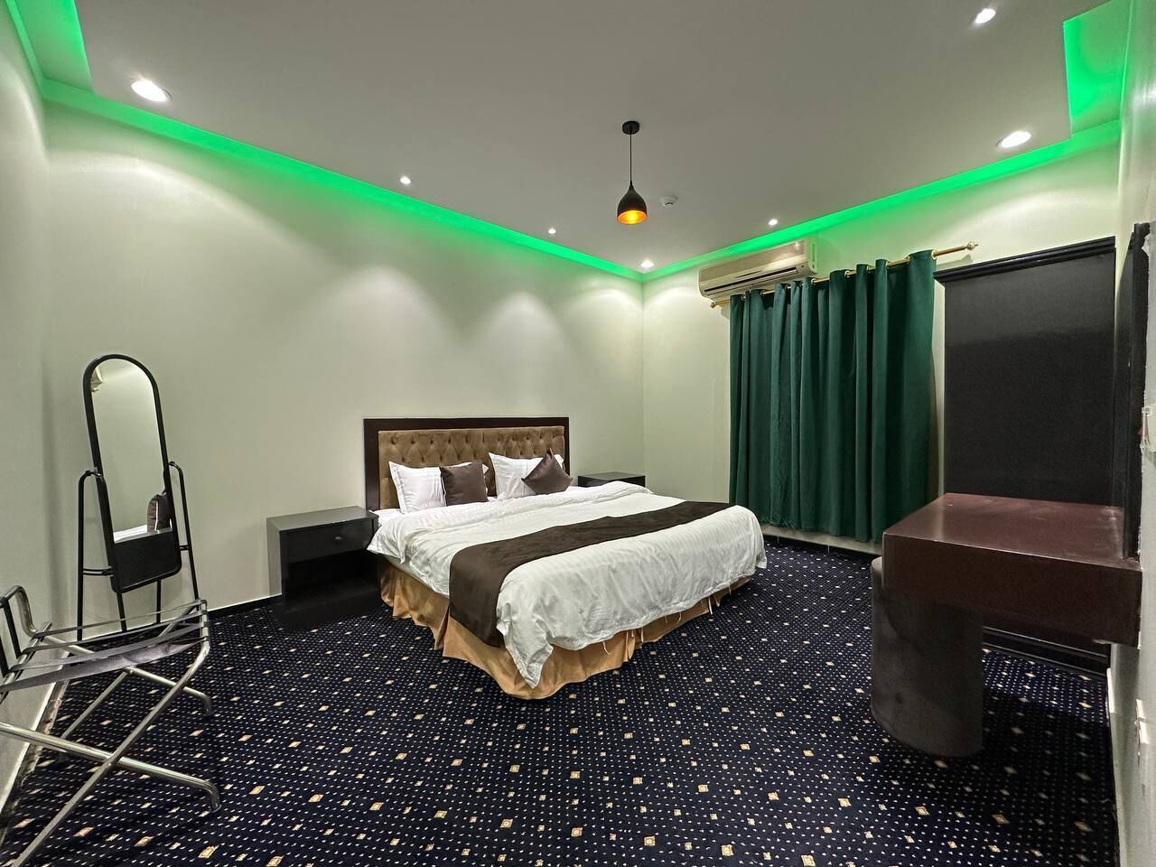 مكتب ومساحة عمل للكمبيوتر المحمول وواي فاي مجانًا