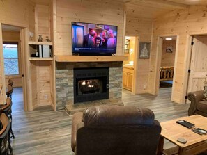 TV, fireplace, video games - Quiet & close to Dollywood fenced yard for dogs (Sevierville)