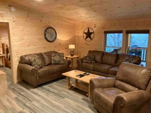TV, fireplace, video games - Quiet & close to Dollywood fenced yard for dogs (Sevierville)