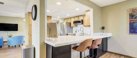 Réfrigérateur, micro-ondes, four, plaque de cuisson