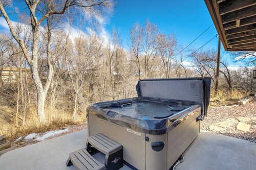 Ravine Row! Cozy Getaway w/ Hot Tub & Backyard