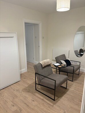 Interior - Edinburgh castle view apartment newly renovated (4 people) (Edinburgh)