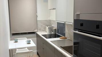 Fridge, oven, stovetop, electric kettle