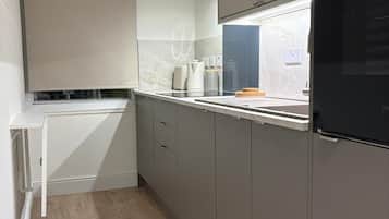 Fridge, oven, stovetop, electric kettle