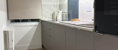 Fridge, oven, stovetop, electric kettle