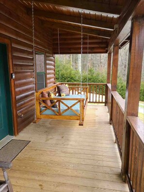 Terrace/patio - This cabin was constructed and finished January 2016. This a spacious 560 sq foot 1 bedroom cabin. (Banner Elk)