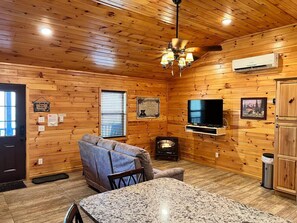 TV, fireplace - This cabin was constructed and finished January 2016. This a spacious 560 sq foot 1 bedroom cabin. (Banner Elk)