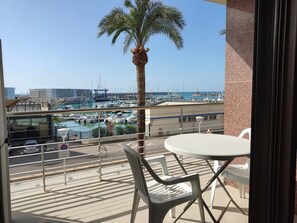 Outdoor dining - Stunning Modern Seafront Apartment in Benicarló (Benicarló)