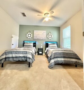 3 habitaciones, tabla de planchar con plancha, wifi y ropa de cama 